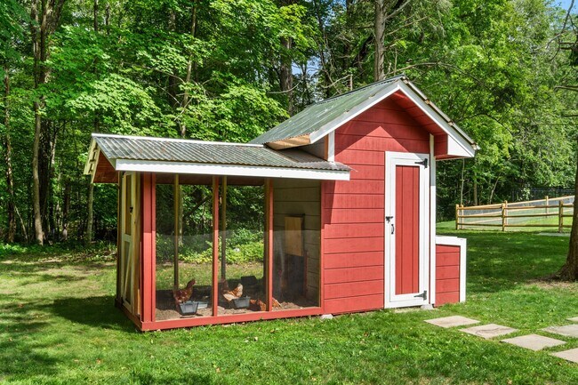 Building Photo - 372 Tucker Hill Rd