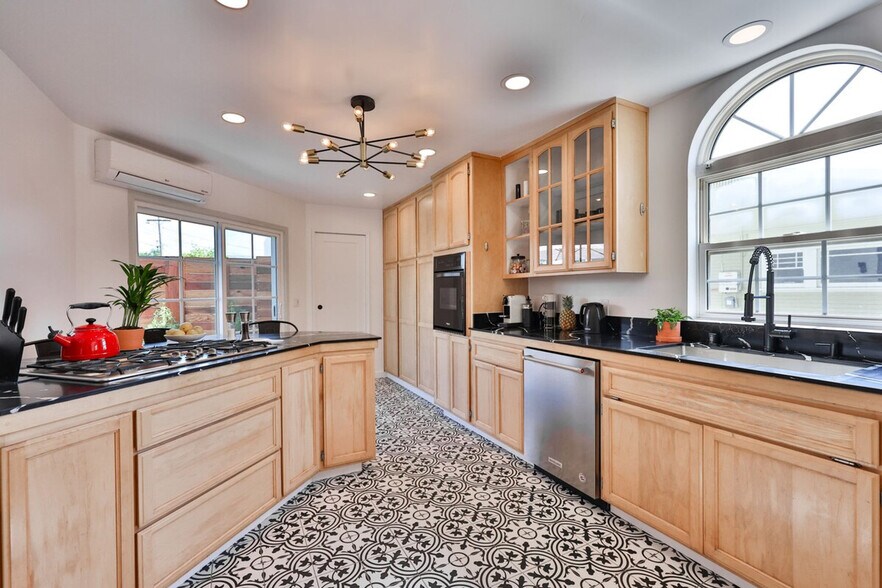 Building Photo - 3407 N Mountain View Dr