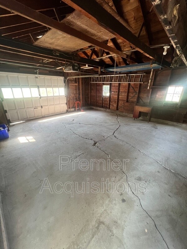 Building Photo - 126 E 3rd St