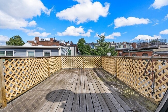 Building Photo - 9R Salem St Ave