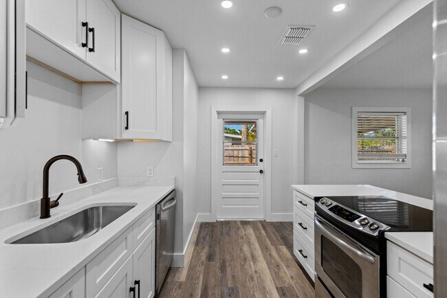 Building Photo - SFH Fort Myers 1561
