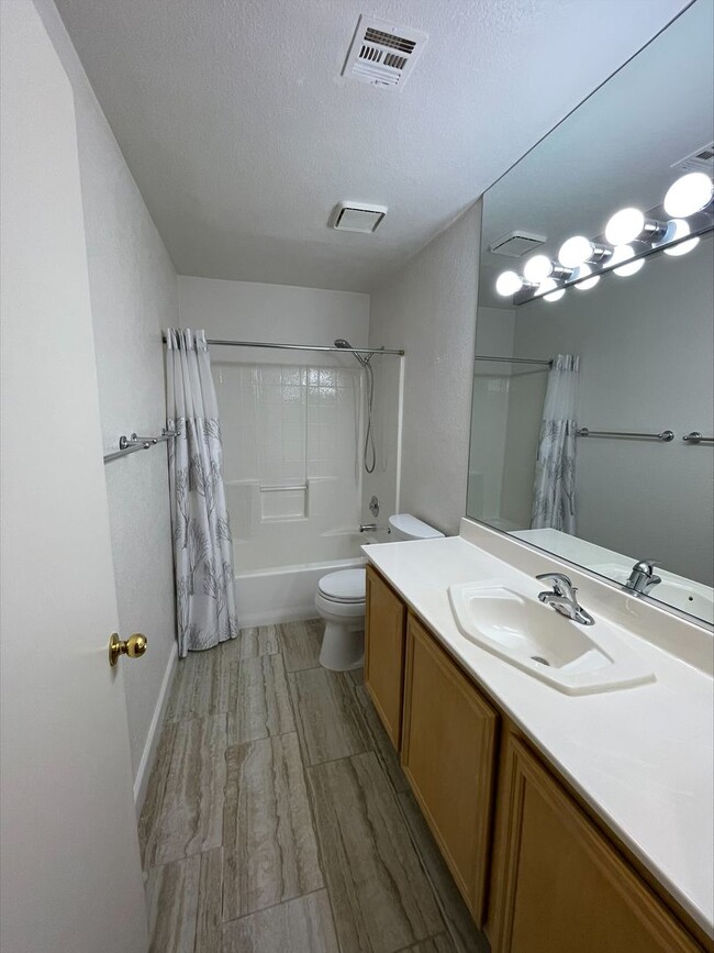 Building Photo - 3 Bedroom 2 Bath Home Off Durango
