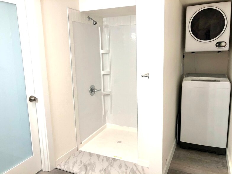Shower/Washer/Dryer - 10734 Stone Ave N
