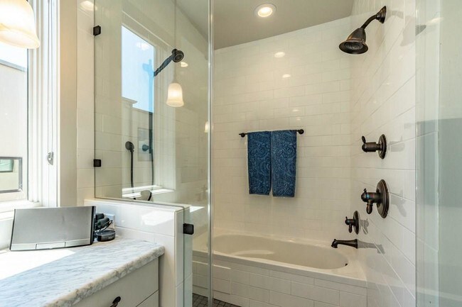 Building Photo - 206 E Live Oak St