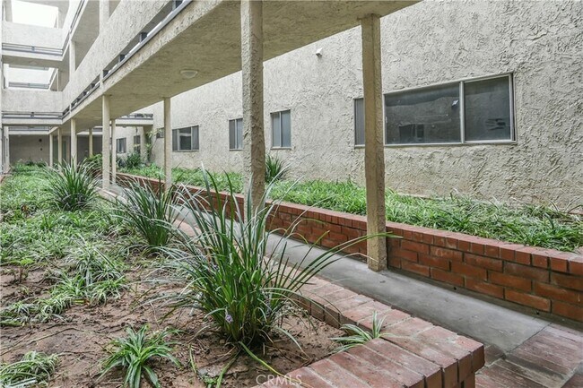 Building Photo - 811 6th St