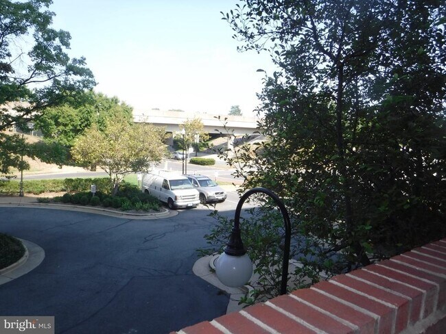 Building Photo - 545 E Braddock Rd