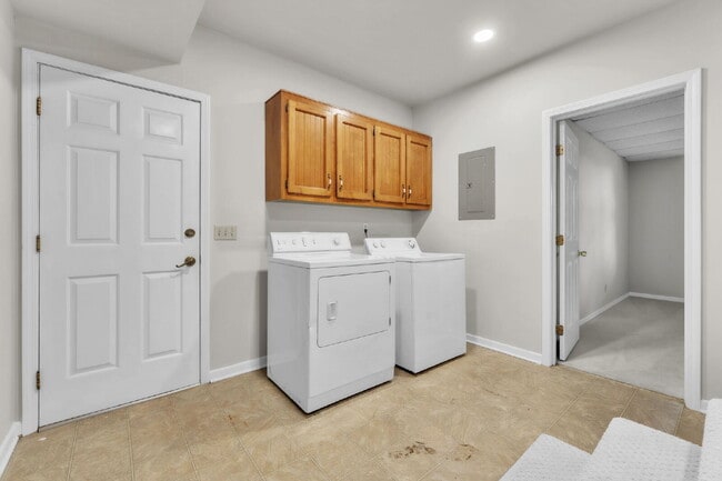 Building Photo - Spacious 4-Bed, 4-Bath Rental Home with Lake Views in Belle Terre Acres! ($2,225/mo rent***)