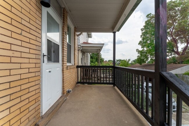 Building Photo - Beautiful 5 Bedroom, 2 Bathroom in Mt.Lebanon- Original Hardwood Floors and Garage