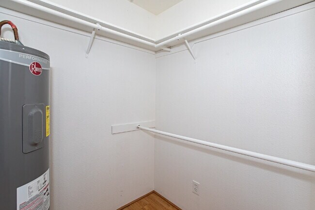 Building Photo - "Charming 2-Bed, 2-Bath Haven on Tripp Drive – Cozy Living in Reno!"