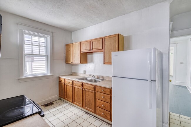 Building Photo - Spacious 3 Bedroom, 1.5 Bathroom with large Porch and Backyard