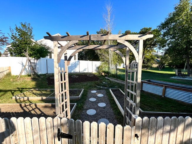 Building Photo - 17093 Isleton Ave