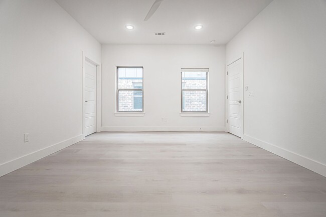 Building Photo - Beautiful spacious townhome!