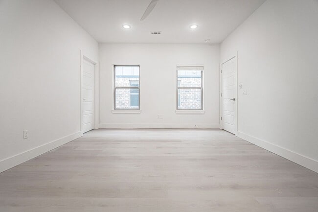 Building Photo - Beautiful townhome off of I St!