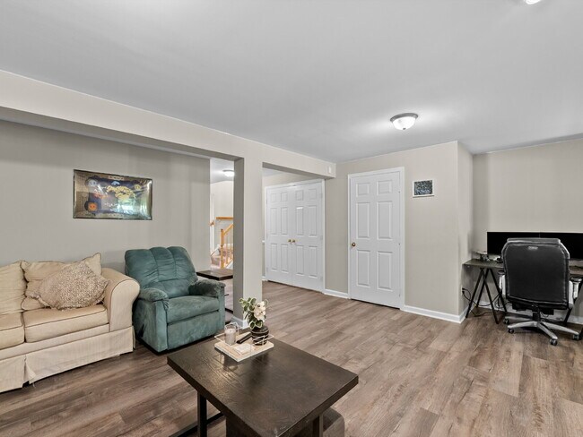 Building Photo - Elegant Colonial Townhome Living in Histor...