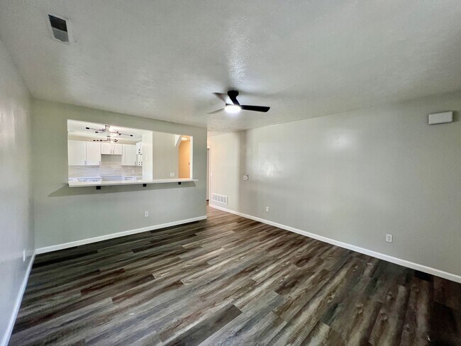 Building Photo - Renovated  3 bedrooms 1 full bath