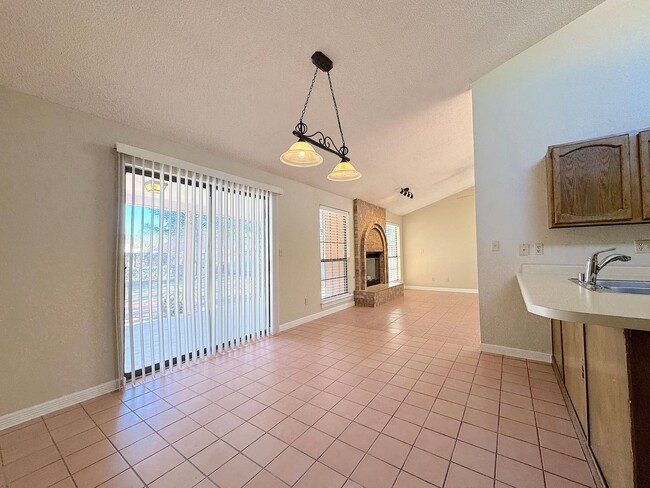 Building Photo - West El Paso 4 bed/3 bath refrig A/C Home!