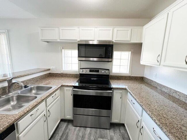 Building Photo - ADORABLE GATED CONDO LOCATED IN A GATED CO...