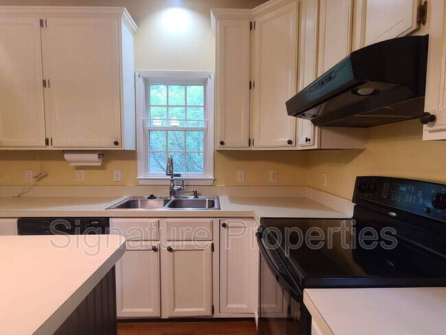 Building Photo - 105 Oakwood Dr