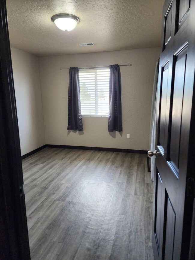 Building Photo - 13824 W Bergen Dr