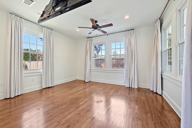 Building Photo - 1566 Country Club Dr