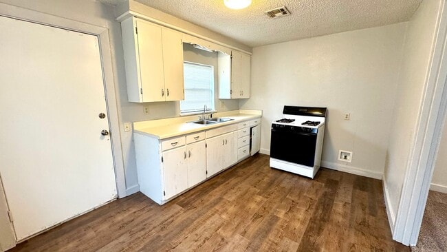 Building Photo - Savanna- Adorable two bedroom, one bath home.