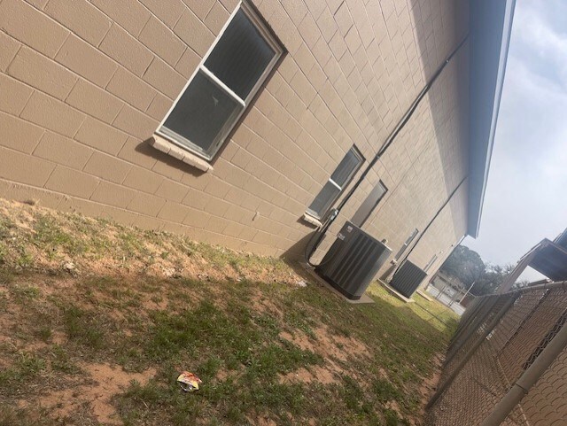 Building Photo - 625 E 52nd St