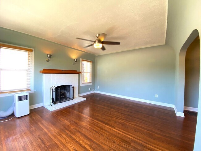 Building Photo - Craftsman Two Bedroom House! w/ Garage! NO...