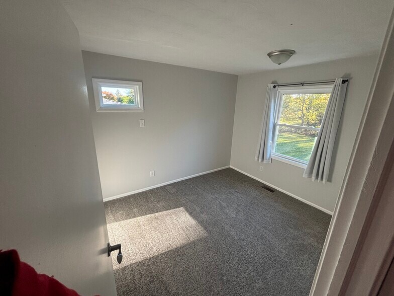 Building Photo - 895 N Cedar Rd