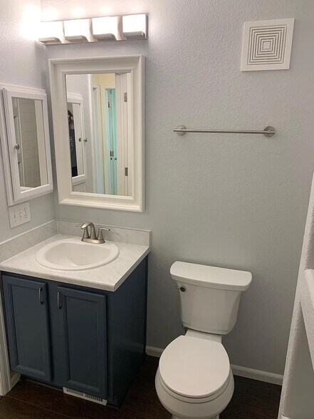 Building Photo - 1520 S Florence Way