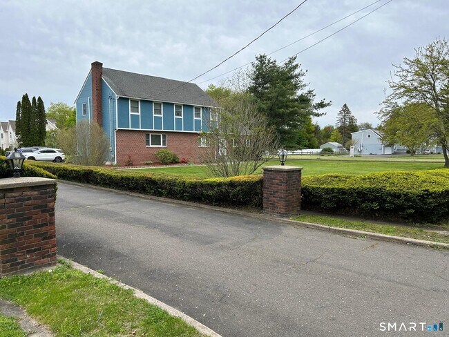 Building Photo - 890 Daniels Farm Rd