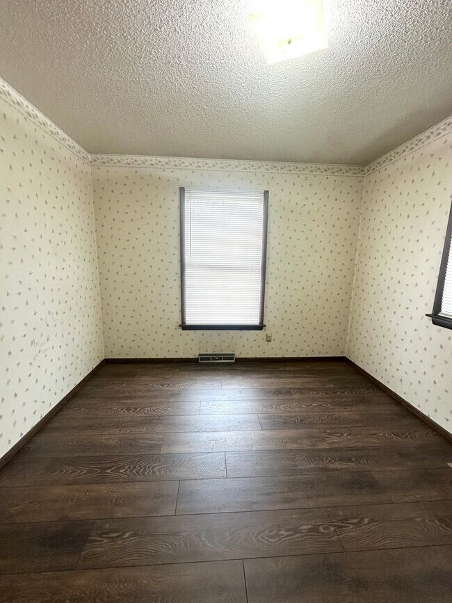 Building Photo - Welcome To Your Spacious Oasis!