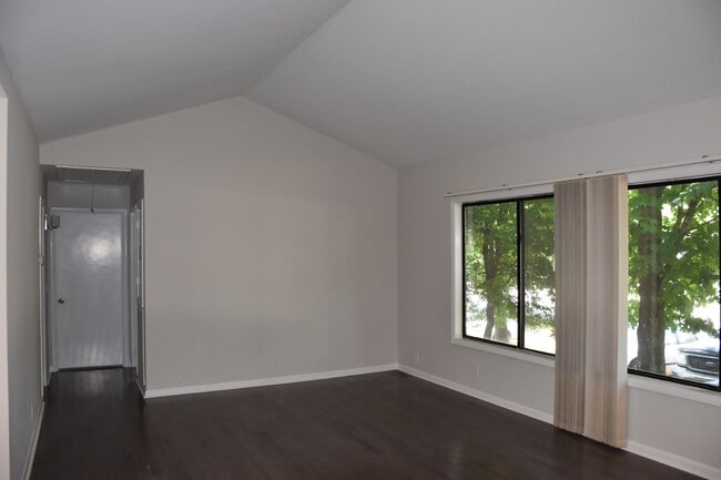 Building Photo - 553 Doral Country Dr