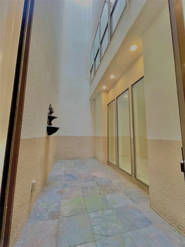 Building Photo - 6000 Sugar Hill Dr