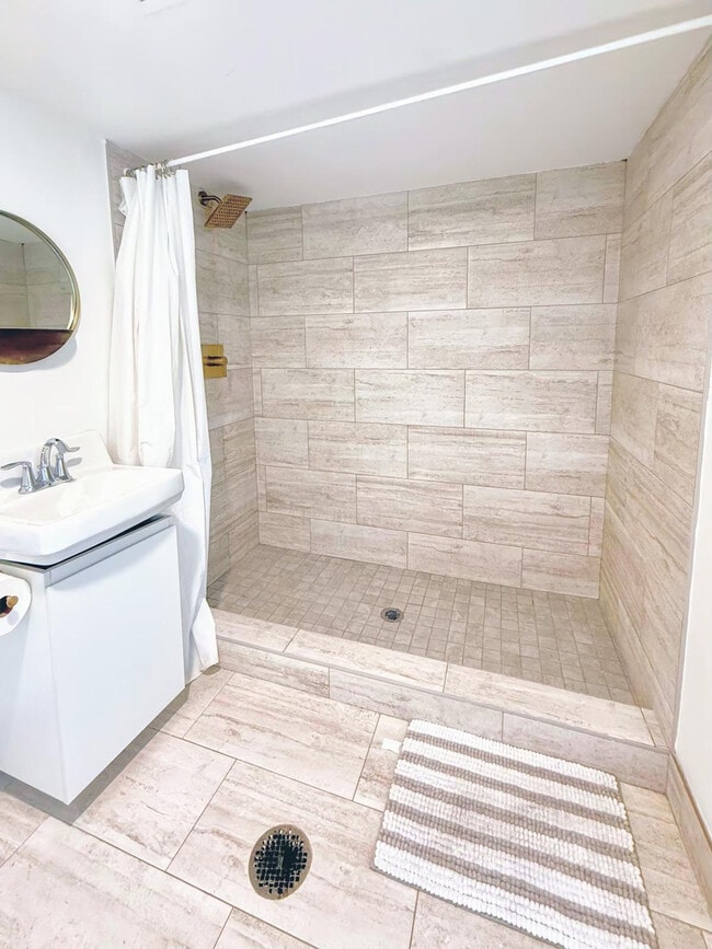 Building Photo - 1323 SW 22nd Ave