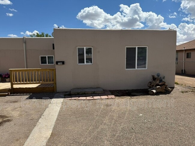 Primary Photo - 706 La Poblana Rd NW