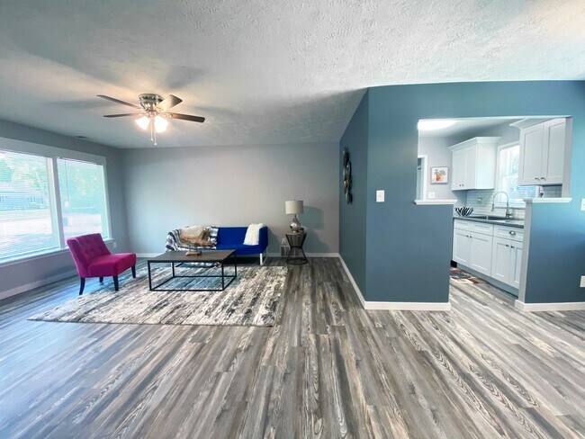 Building Photo - 9608 W Ridgewood Dr