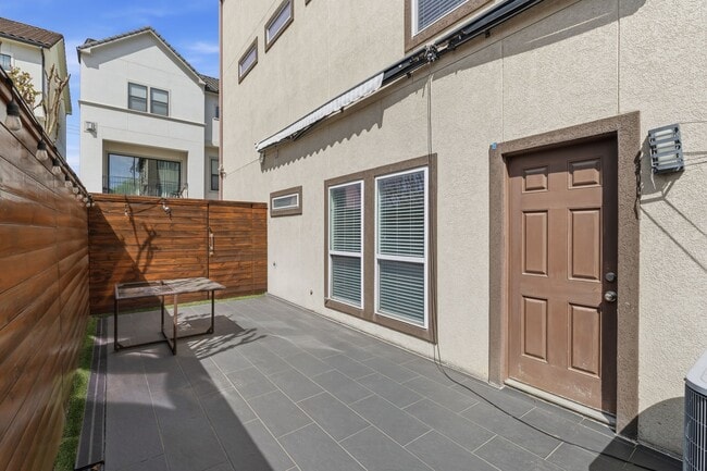 Building Photo - 7239 Laguna Villas