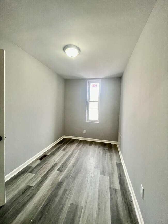 Building Photo - 3901 Poplar St