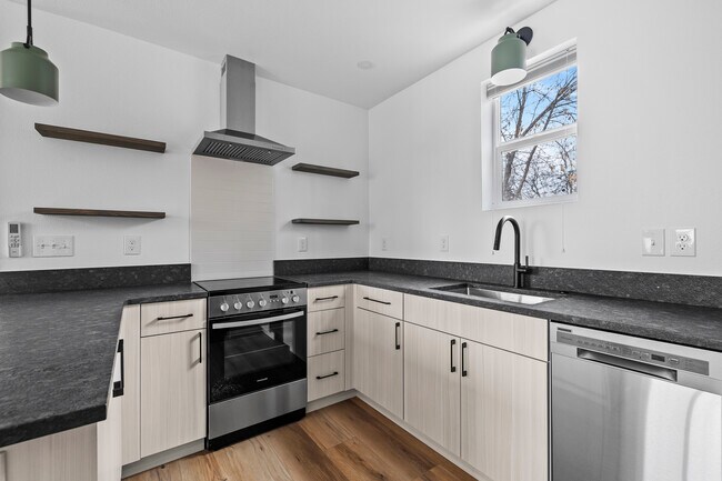 Building Photo - 609 E 5th St