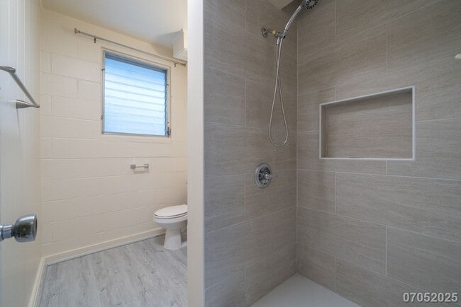 Building Photo - Available Now! 2 BD / 1 BA / 1 Parking sta...