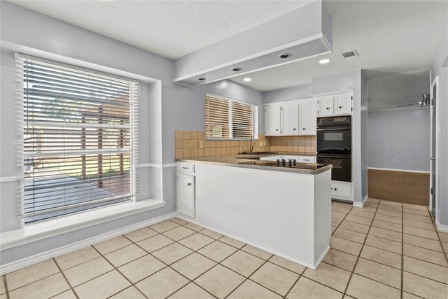 Building Photo - 2202 Colonial Ct N