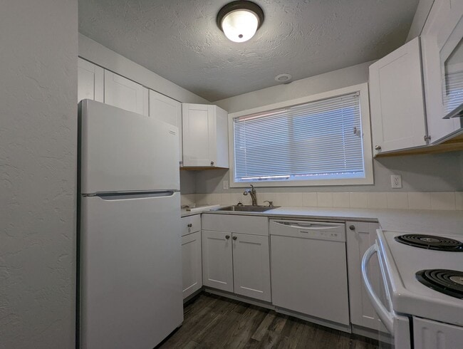 Building Photo - Newly Renovated 2-Bedroom, 1.5-Bath Apartment with Private Patio and On Site Laundry!