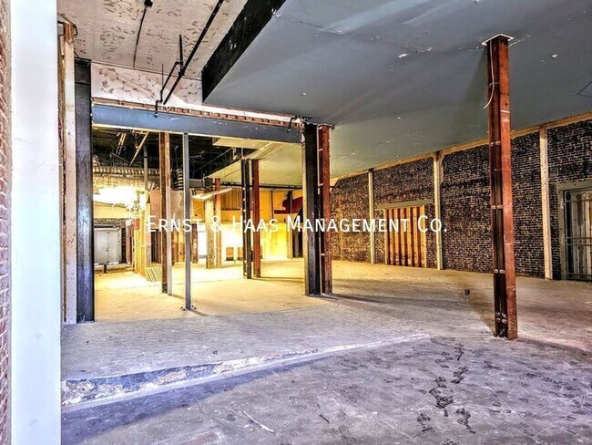 Building Photo - 800 S Pacific Ave