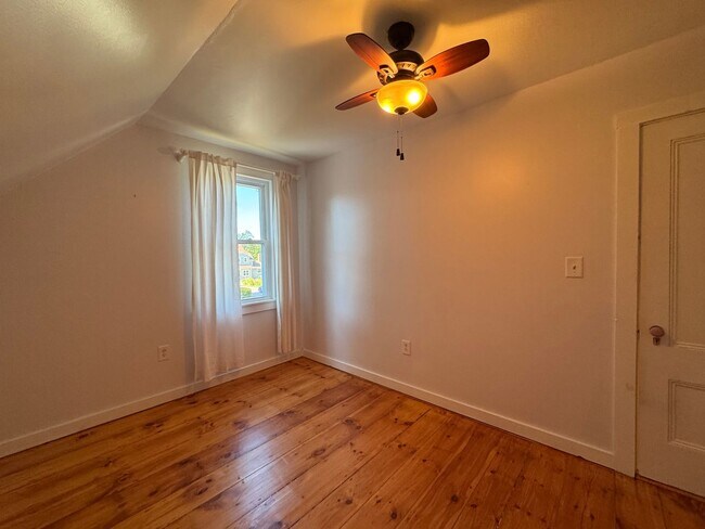 Building Photo - Spacious 4-Bedroom Townhouse with Garage &...