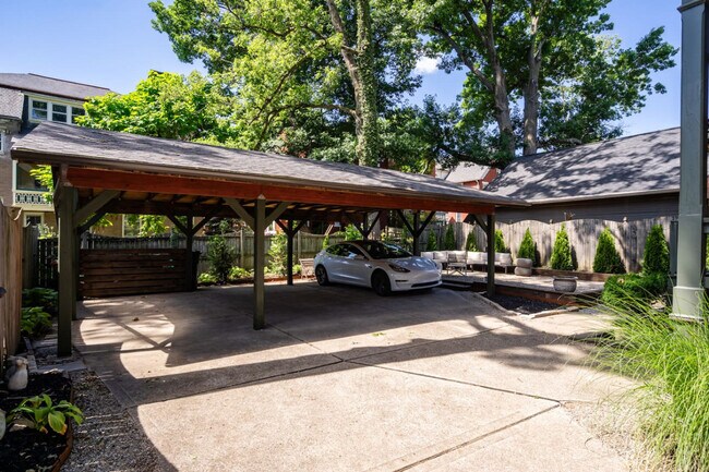 Building Photo - 351 Thrall St