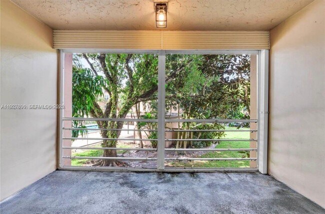 Building Photo - 9431 Live Oak Pl