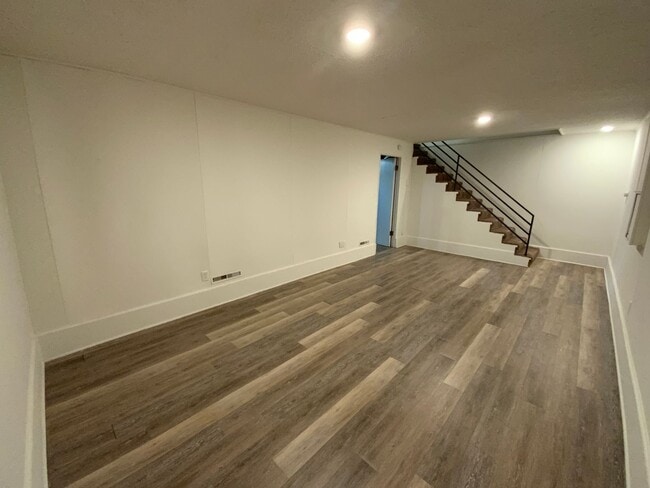 Building Photo - 3 Bedroom Newly Remodeled Duplex