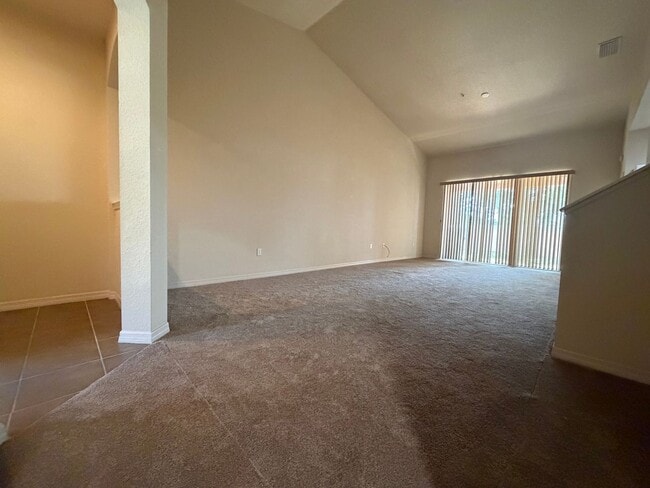 Building Photo - Beautiful 3 room /2.5 bath Gated Community W/ Pool Close to the Skyway
