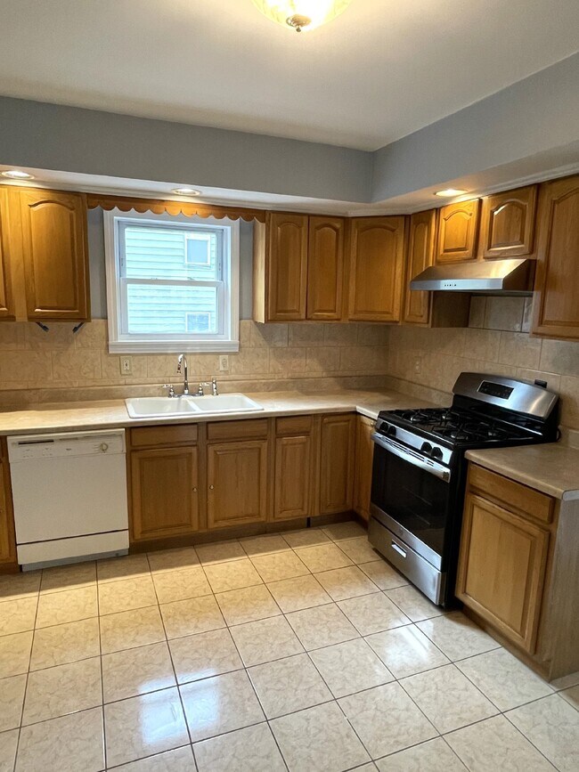 Building Photo - "Charming 3-Bedroom Apartment in Worcester...