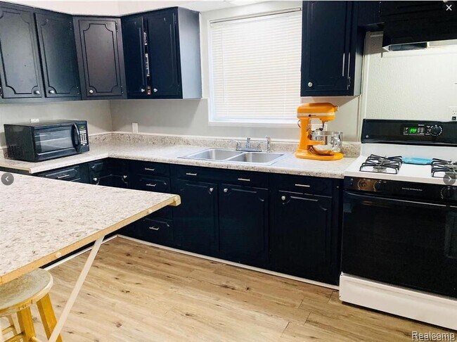 Building Photo - 11227 Packard Ave